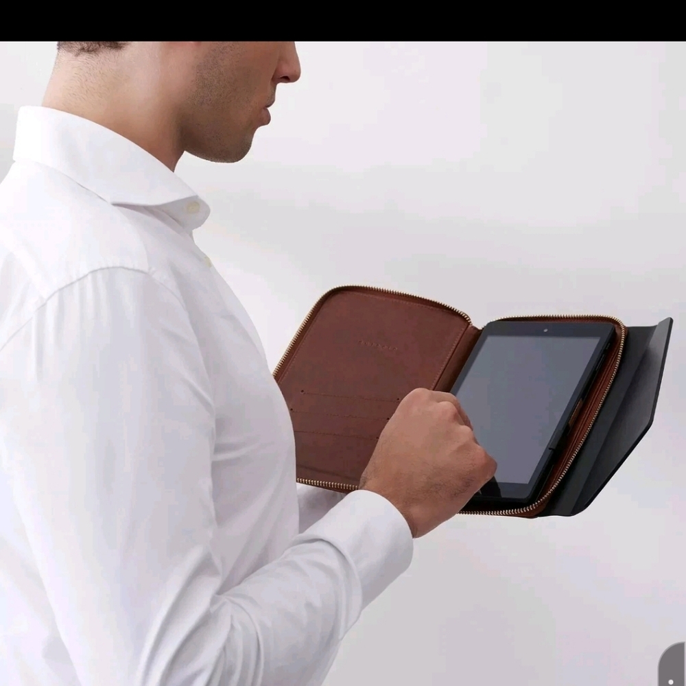 Dulccio Leather Zipped Tablet Folio Case Holder - Picture 4 of 8